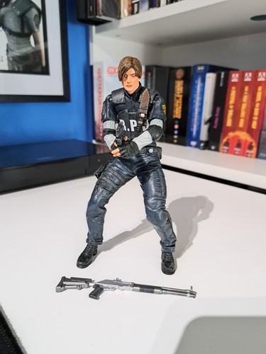 Official neca resident - evil, 4